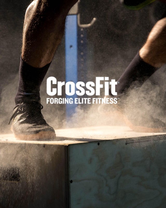 Athlète réalisant un saut pliométrique sur une box lors d’un entraînement de CrossFit à Paris.
