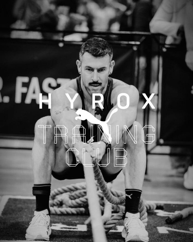 Sportif effectuant un exercice de force en équilibre sur les mains, lors d’un entraînement de Handstand dans une salle de sport à Paris Vendôme.